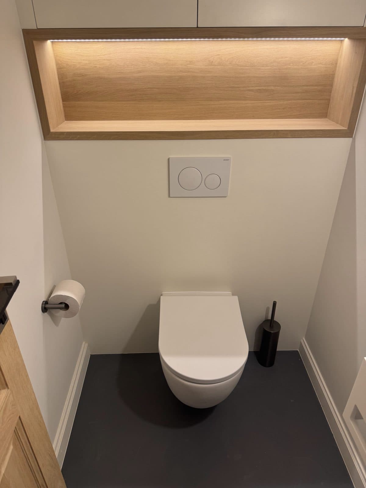 WC suspendu sous la pente, grande niche en chêne éclairée
