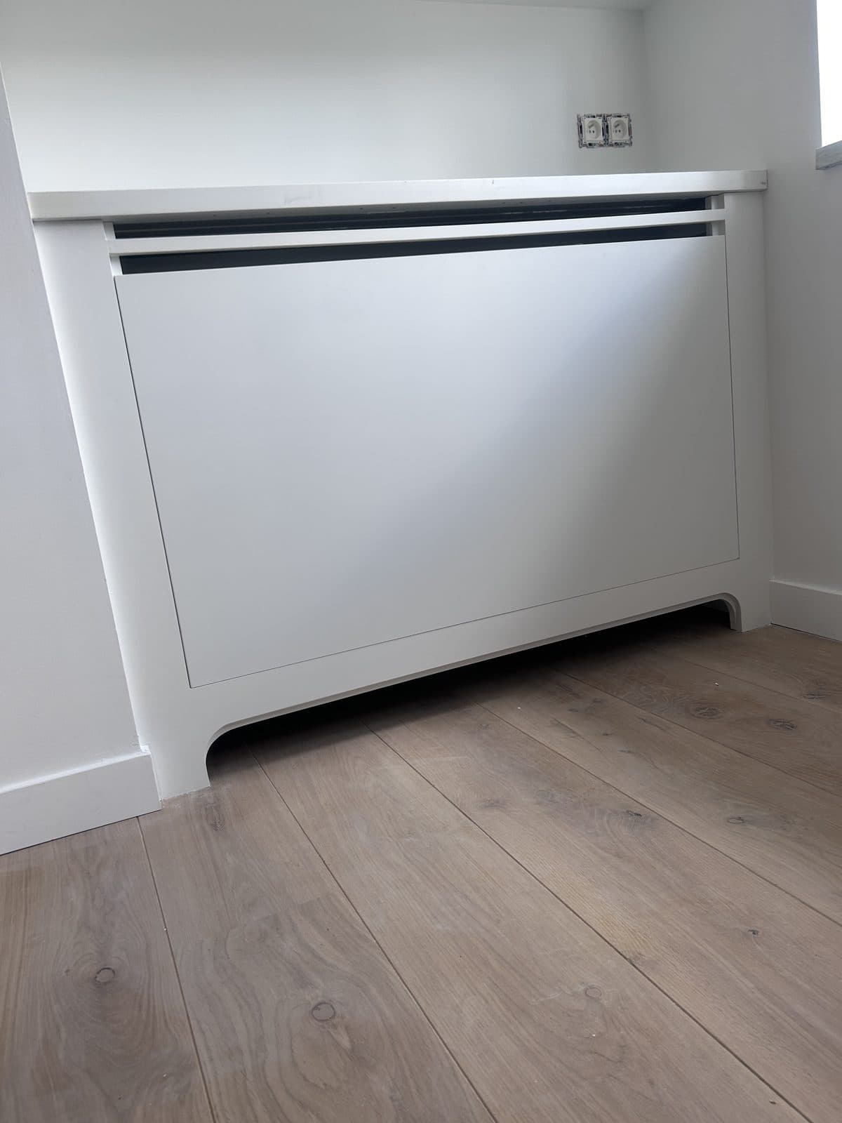Cache-radiateur blanc vu de près, dessus à fentes