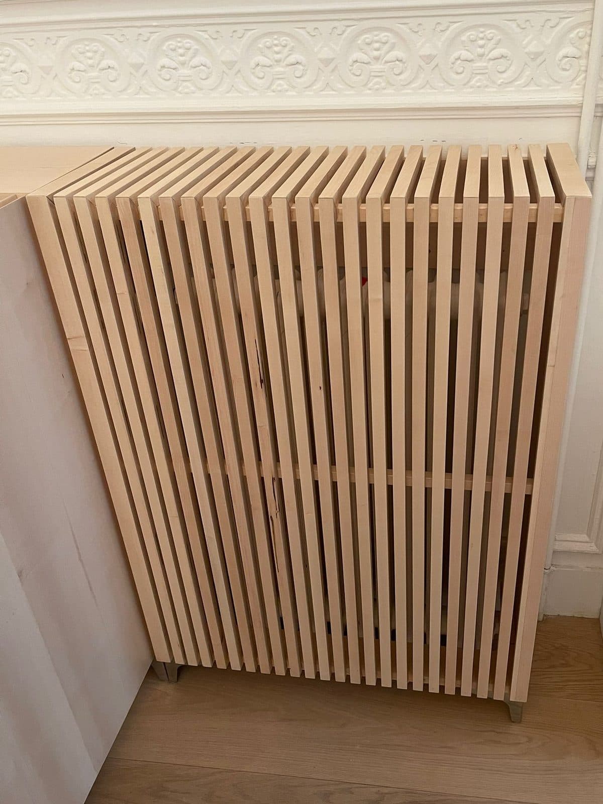 Cache-radiateur à lattes d’érable vu de face, plancher en chêne