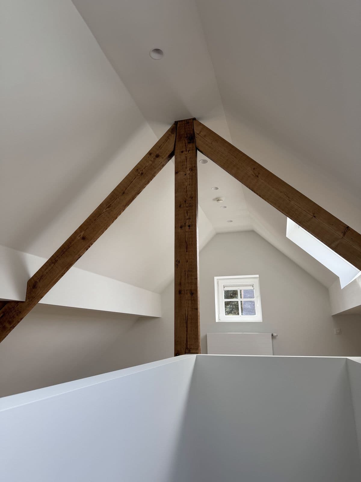 Ferme en chêne, garde-corps blanc de la trémie et fenêtre du pignon