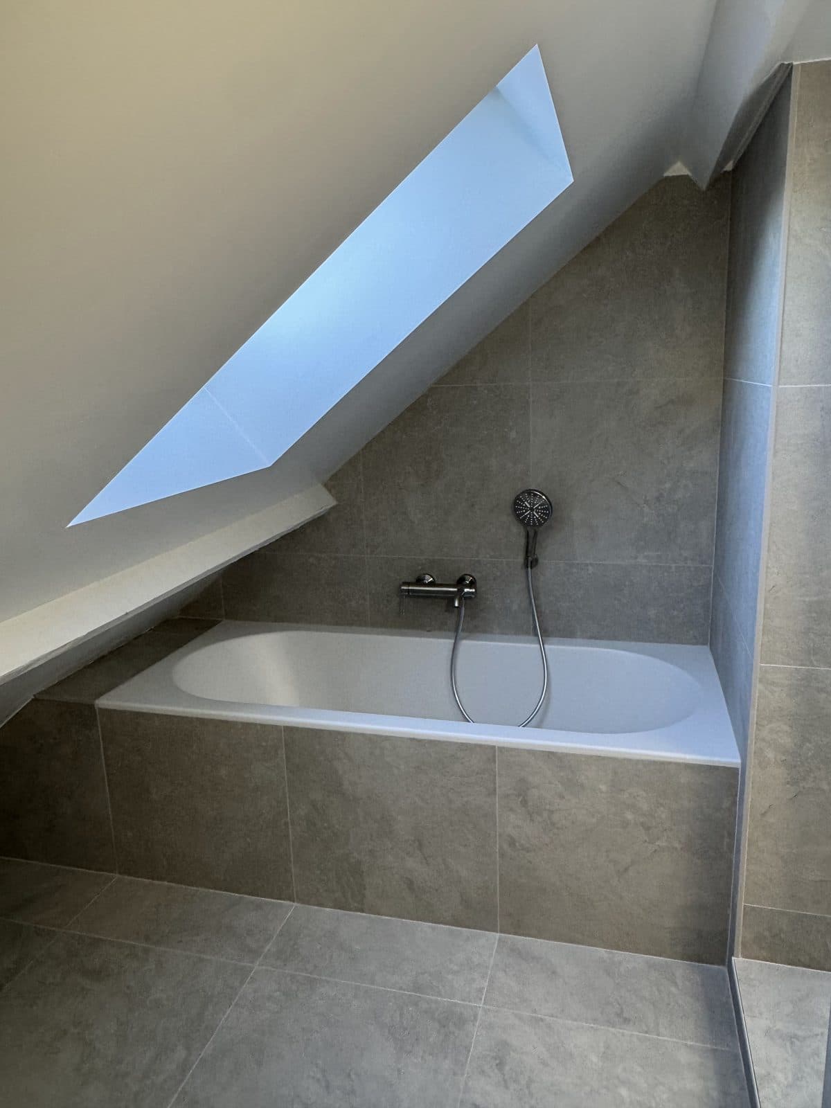 Baignoire sous une fenêtre de toit