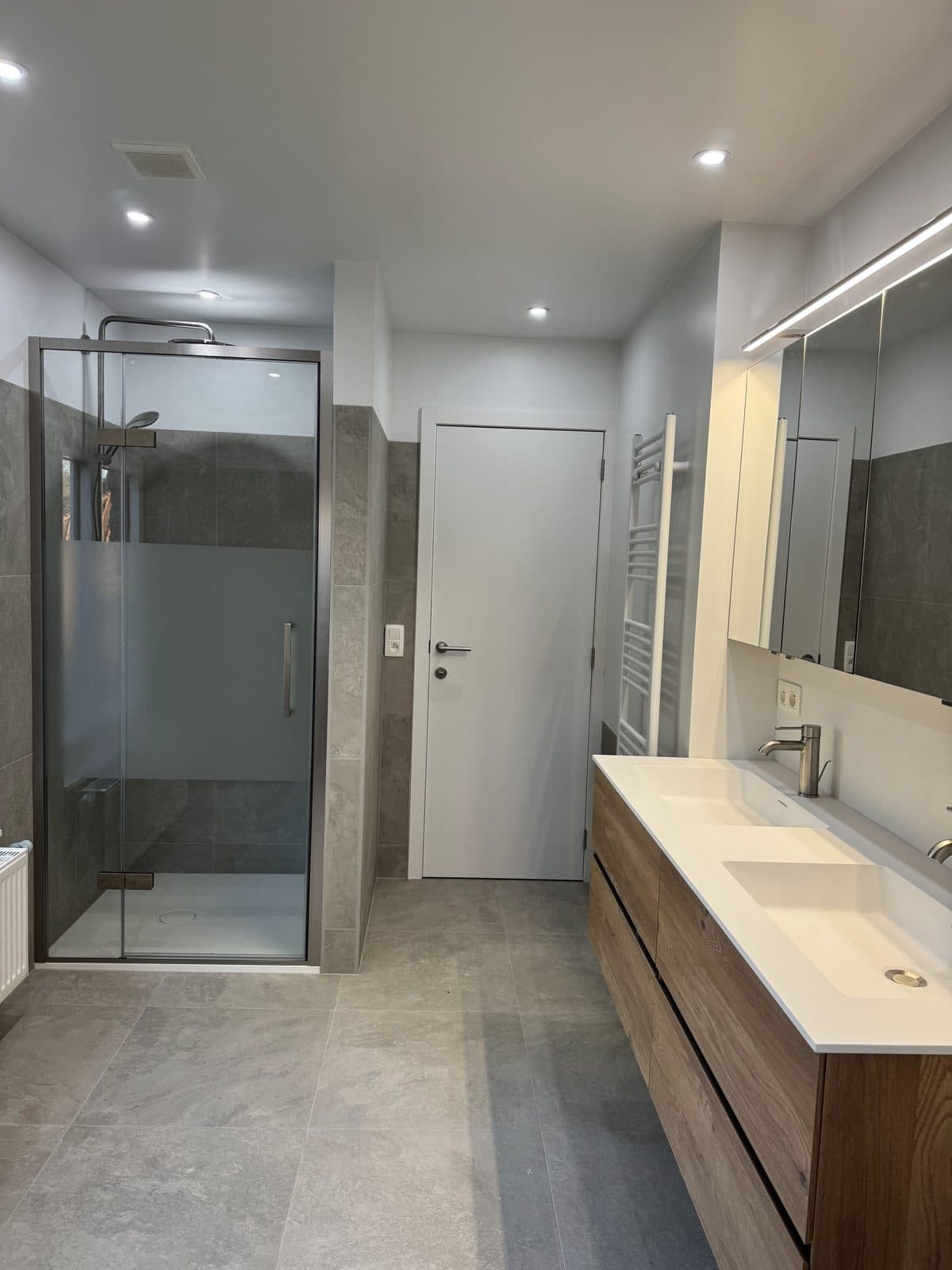 Cabine de douche à bande dépolie, porte blanche, meuble vasque à droite