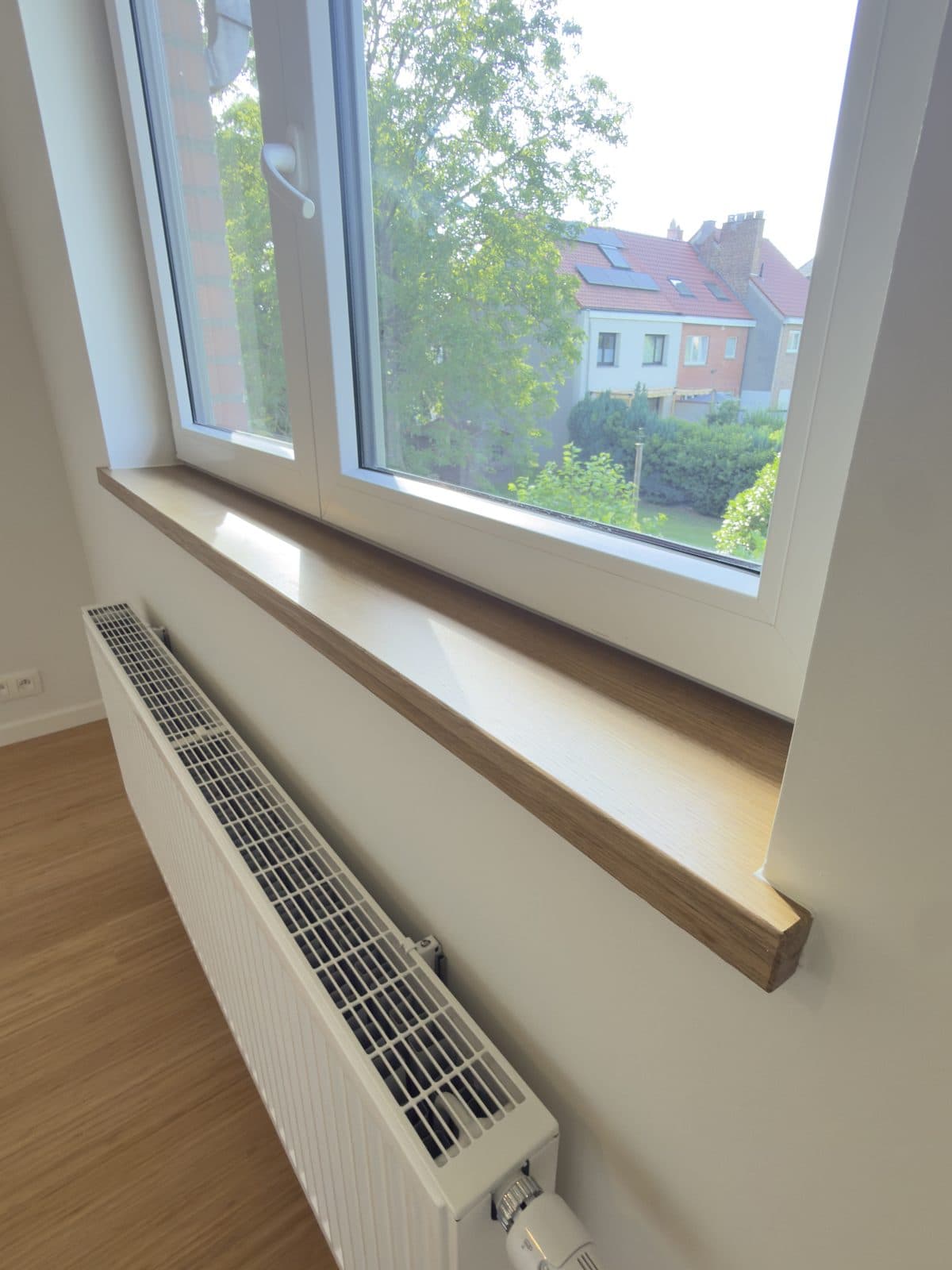 Tablette de fenêtre en chêne au-dessus d’un radiateur
