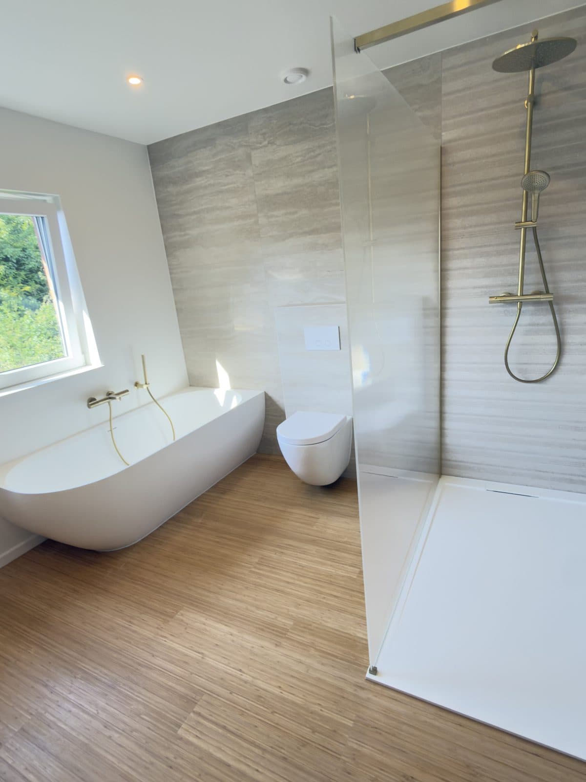 Baignoire, WC suspendu et douche à l’italienne à robinetterie en laiton