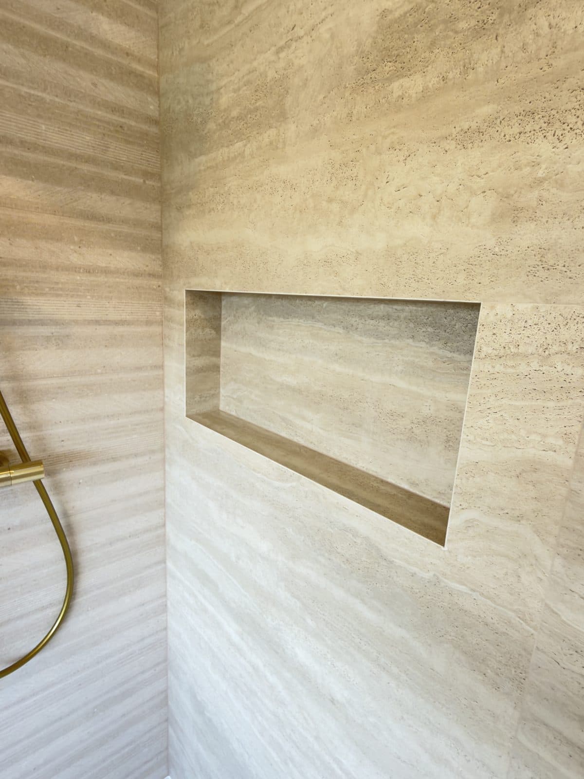 Niche carrelée dans la douche, flexible en laiton
