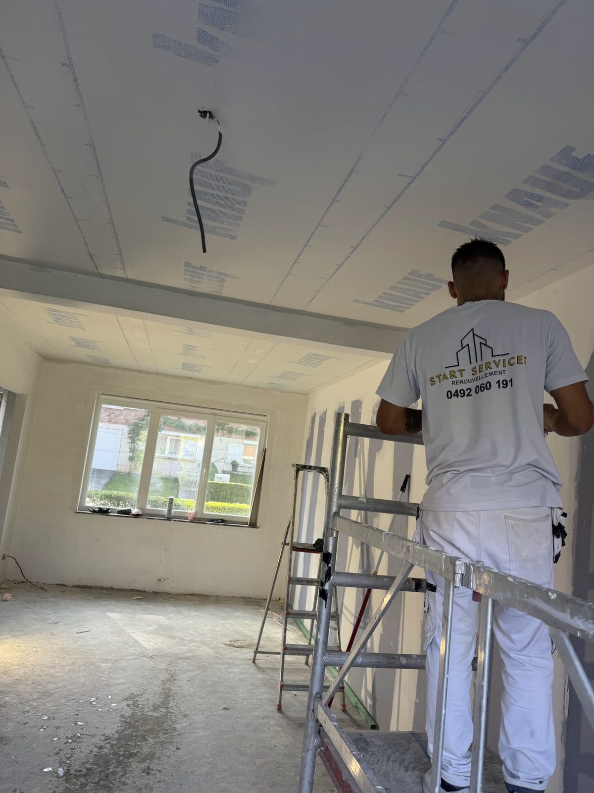 Le même plafond, bandes à joints en cours
