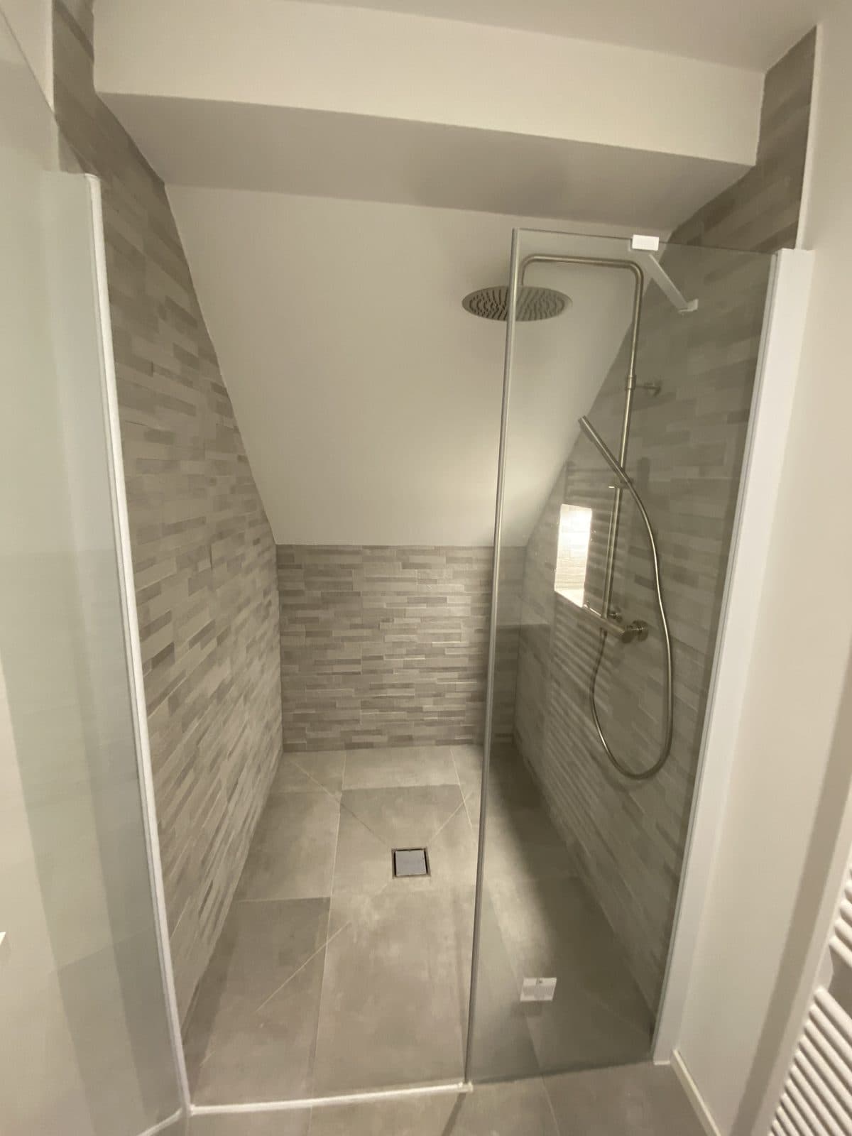 Douche à l’italienne sous la pente, paroi vitrée, pomme de pluie et niche éclairée
