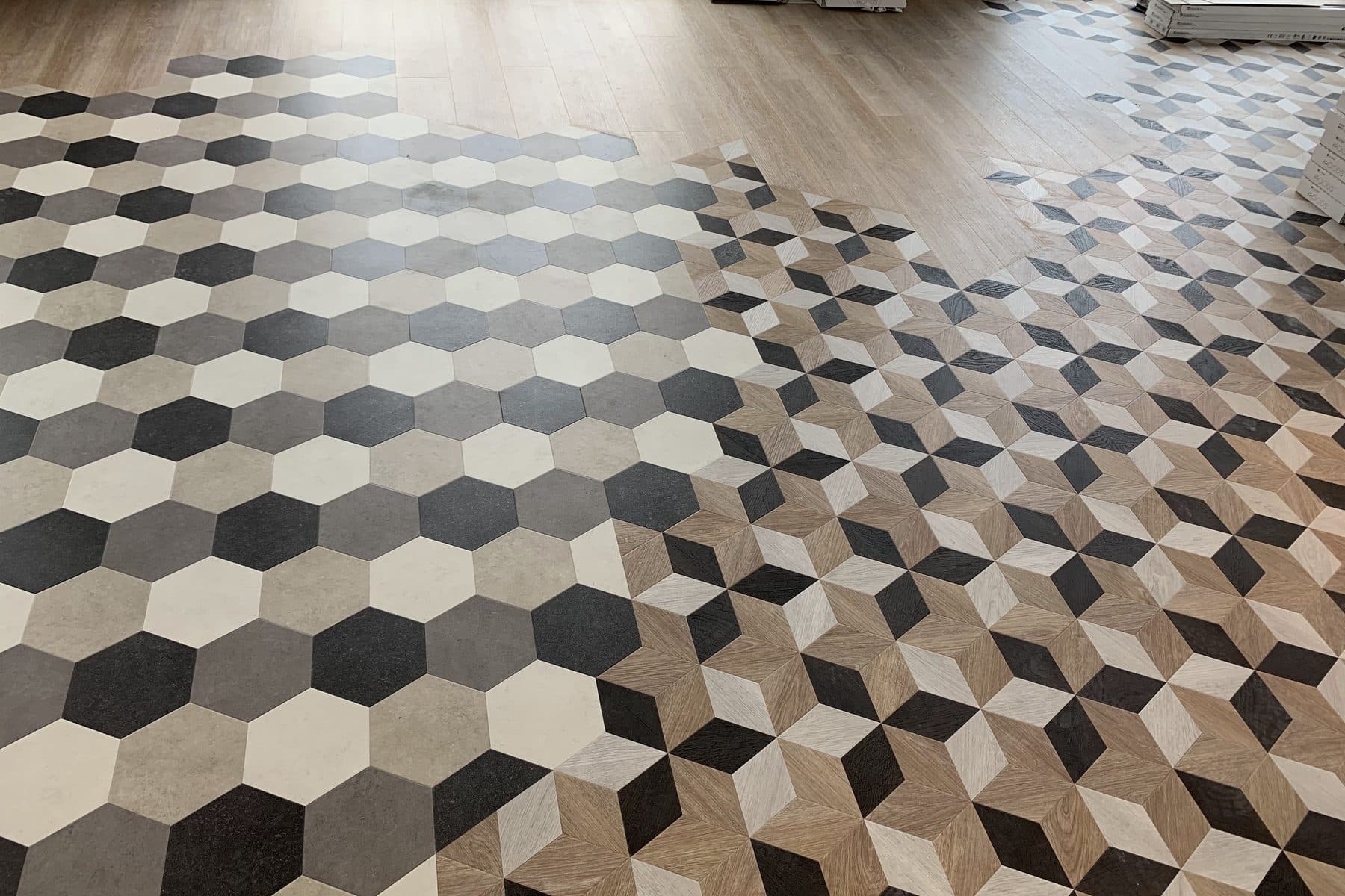Le même sol sous un autre angle, des hexagones aux lames aspect bois