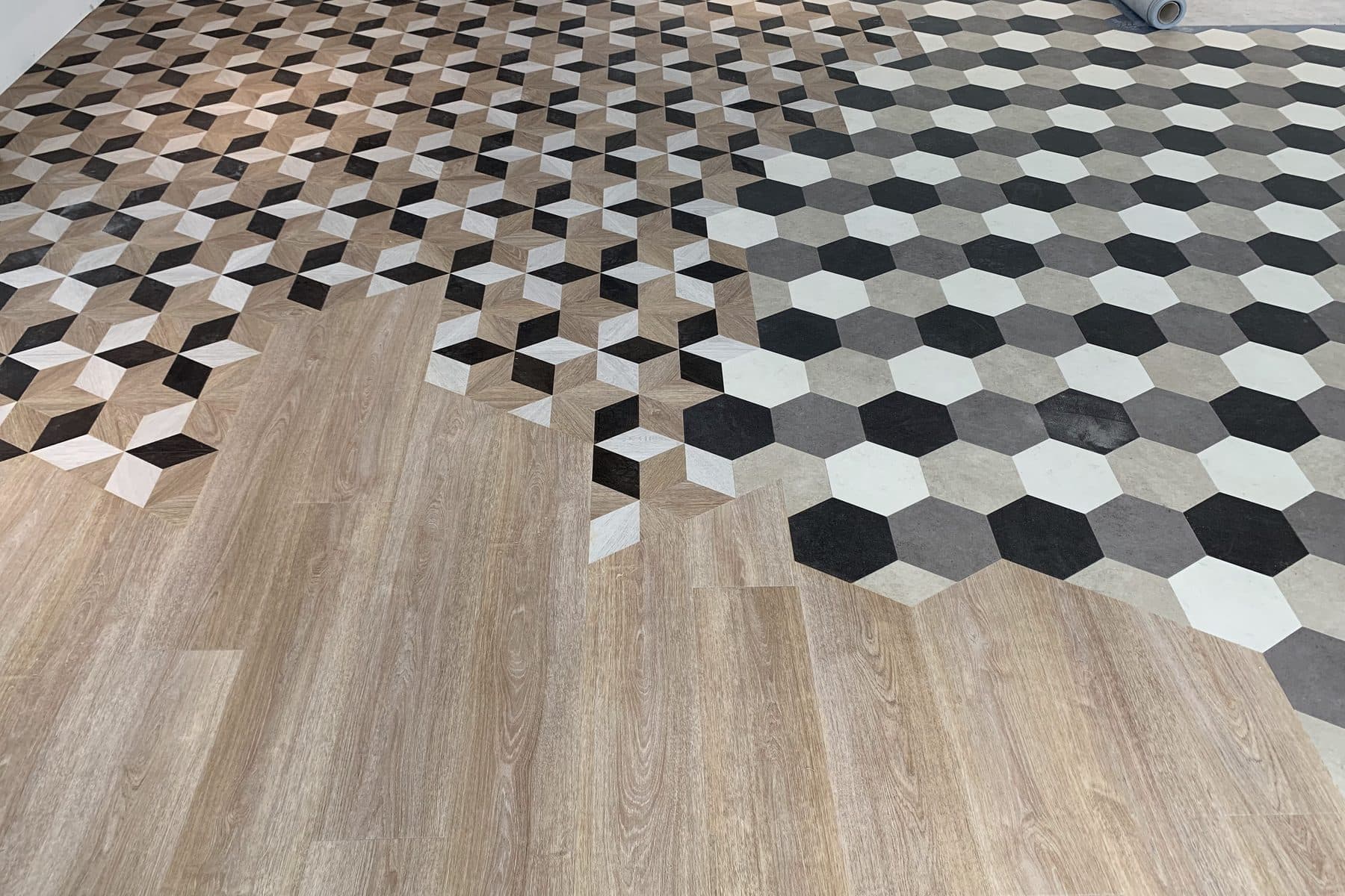 Sol à hexagones qui se fondent en cubes, puis en lames aspect bois