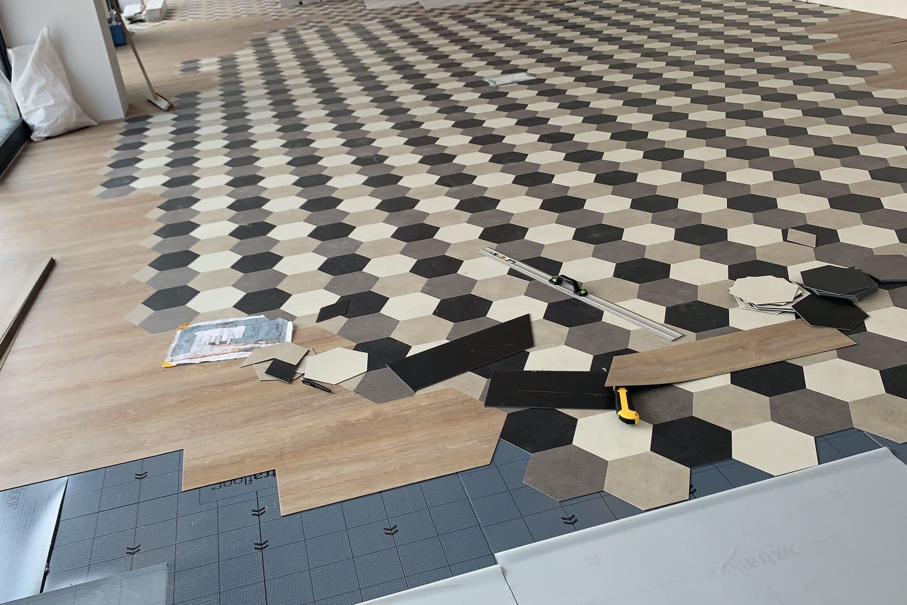 Le sol à hexagones en cours de pose
